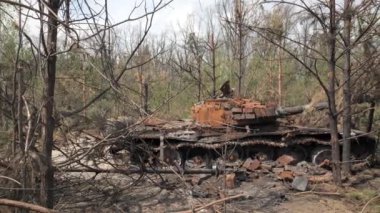 Ukrayna 'nın Kyiv kenti yakınlarında Ukrayna askerleriyle yapılan bir savaş sonucunda Rus ordusunun imha edilmiş ve yanmış bir tankı.