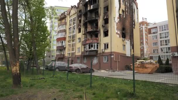 A destroyed residential building in the Kyiv region as a result of shelling by the Russian army — Stockvideo