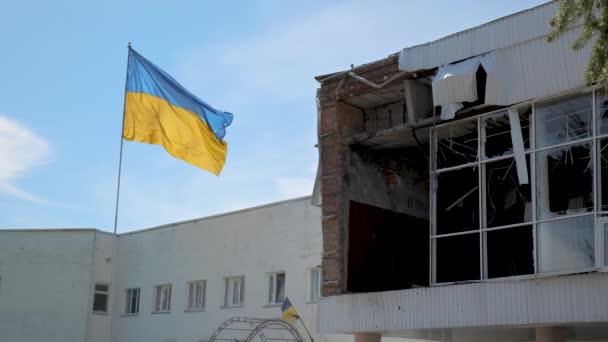 Μια Κουρελιασμένη Ουκρανική Σημαία Κυματίζει Κοντά Βομβαρδισμένο Σχολείο Μια Ουκρανική — Αρχείο Βίντεο
