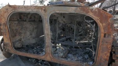 Ukrayna askerleriyle yapılan savaş sonucunda Rus ordusunun zırhlı personel taşıyıcısı yakıldı ve imha edildi. Rus saldırısı Ukrayna 'da. Ukrayna, Rusya ile bir özgürlük savaşı yürütüyor..