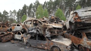 Irpin, Ukrayna 'daki araba mezarlığında bir sürü sivil araba vurulmuş ve tahrip edilmiş. 2022 'de Ukrayna' da Rus askeri saldırısı