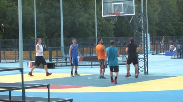 Kyiv Ukraine Czerwca 2022 Młodzi Sportowcy Grający Streetball Boisku Koszykówki — Wideo stockowe