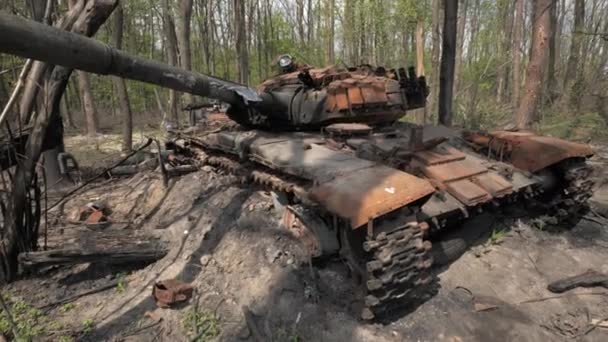 在乌克兰基辅附近森林中与乌克兰军队的战斗中被摧毁和烧毁的俄罗斯军队坦克 俄罗斯对乌克兰的侵略 — 图库视频影像