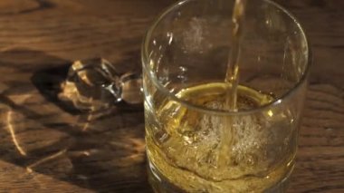 Viski jeti çok yavaş bir şekilde bardağa dökülüyor.