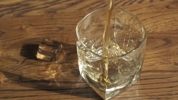 Viski Jeti Çok Yavaş Bir Şekilde Bardağa Dökülüyor — Stok video