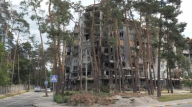 Rus ordusunun bombardımanı sonucu Irpin, Kyiv bölgesinde yanmış ve yıkılmış bir yerleşim yeri. Rusya ile Ukrayna arasındaki savaş.