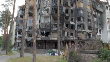 Rus ordusunun bombardımanı sonucu Irpin, Kyiv bölgesinde yanmış ve yıkılmış bir yerleşim yeri. Rusya ile Ukrayna arasındaki savaş.
