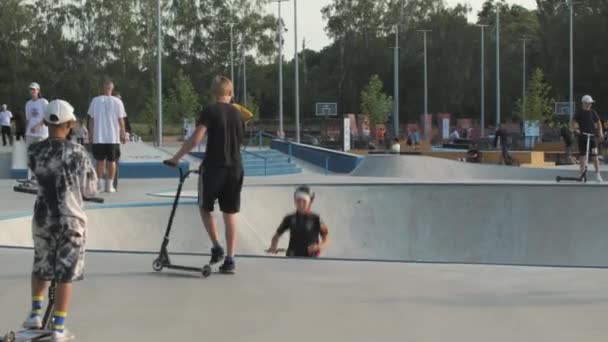 Kyiv Ukraine Czerwca 2022 Nastolatki Jeżdżą Skuterach Rowerach Skateparku Letni — Wideo stockowe