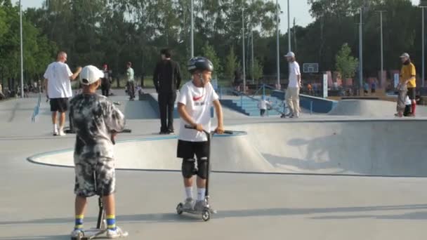 Kyiv Ukraine Junho 2022 Adolescentes Montam Scooters Bicicletas Parque Skate — Vídeo de Stock