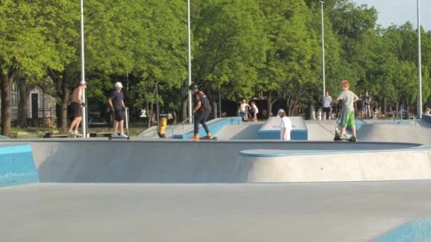 Kyiv Ukraine June 2022 Teenagers Ride Scooters Bicycles Outdoor Skate — Stock Video