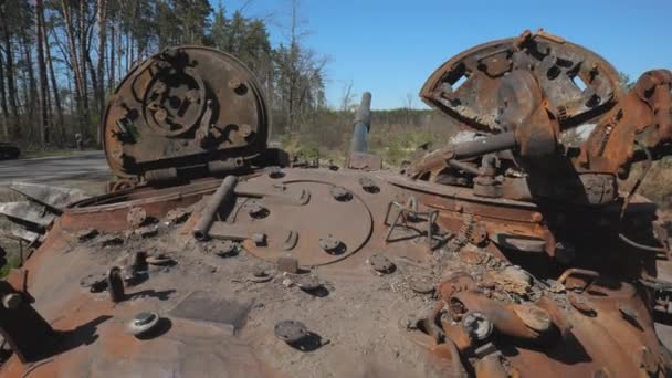 Elpusztította Kiégett Tank Orosz Hadsereg Eredményeként Csata Ukrán Csapatok Erdőben — Stock videók