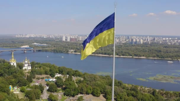 Aerial View Largest Flag Ukraine Flying Backdrop City Kyiv Dnieper — Stock Video