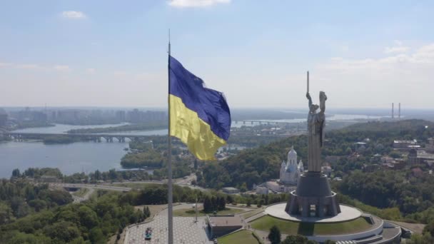 Aerial Top View Kiev Motherland Statue Monument National Ukrainian Flag — Stock Video