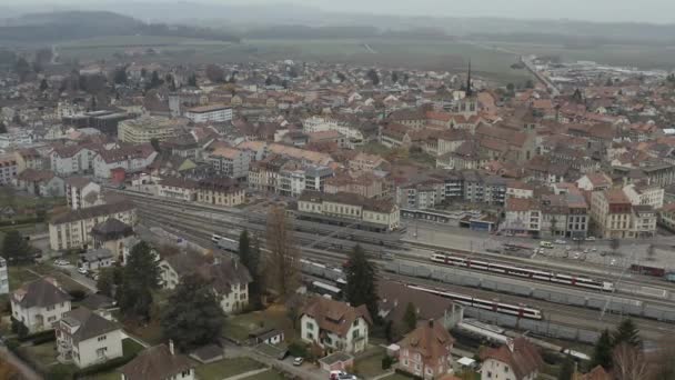 Letecký Pohled Město Payerne Nádraží Alpách Švýcarsku Vlak Přijíždí Nádraží — Stock video