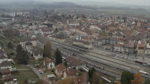 Вид Воздуха Железнодорожный Вокзал Городе Пайерн Швейцарии Поезд Рельсах — стоковое видео