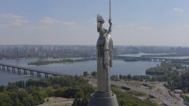 Vista Aérea Monumento Estátua Pátria Kiev Contra Pano Fundo Cidade — Vídeo de Stock