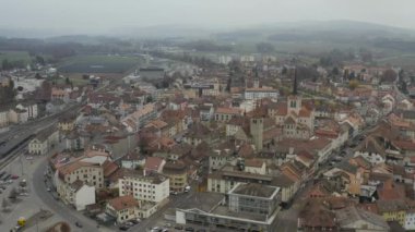 İsviçre 'deki Alplerdeki Payerne şehir merkezinin havadan görüntüsü. 4K