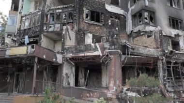 Rus ordusunun bombardımanı sonucu Irpin, Kyiv bölgesinde yanmış ve yıkılmış bir yerleşim yeri. Rusya ile Ukrayna arasındaki savaş.