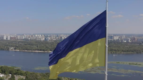 Aerial View Largest Flag Ukraine Flying Backdrop City Kyiv Dnieper — Stock Video