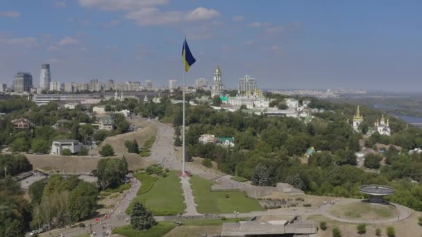 Letecký Pohled Největší Vlajku Ukrajiny Vznáší Pozadí Města Kyjev Kyjev — Stock video