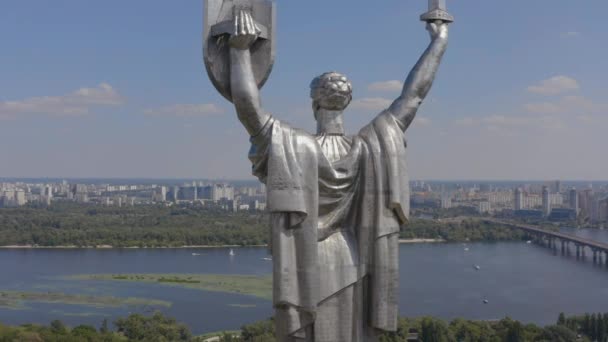 Vista Aérea Monumento Estátua Pátria Kiev Contra Pano Fundo Cidade — Vídeo de Stock