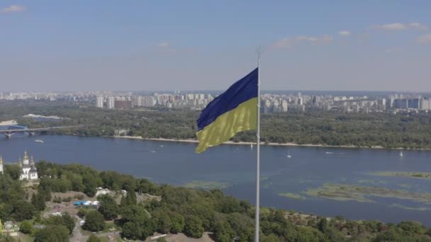 Vista Aérea Maior Bandeira Ucrânia Está Voando Contra Pano Fundo — Vídeo de Stock
