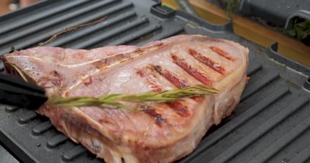 Delicious Juicy Beef Steak Rosemary Cooked Electric Grill Aged Prime — Stockvideo