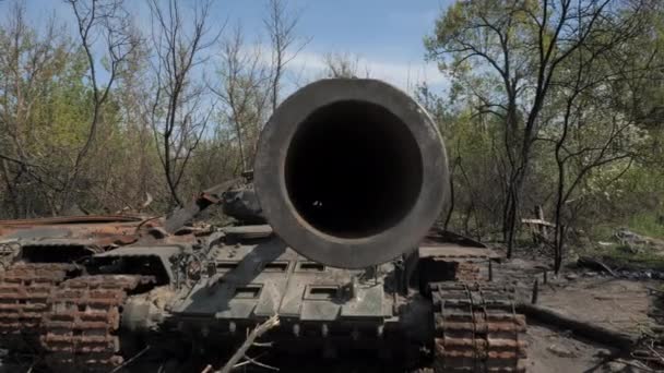 在乌克兰基辅附近森林中与乌克兰军队的战斗中被摧毁和烧毁的俄罗斯军队坦克 俄罗斯对乌克兰的侵略 — 图库视频影像