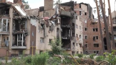 Rus ordusunun bombardımanı sonucu Irpin, Kyiv bölgesinde yanmış ve yıkılmış bir yerleşim yeri. Rusya ile Ukrayna arasındaki savaş.