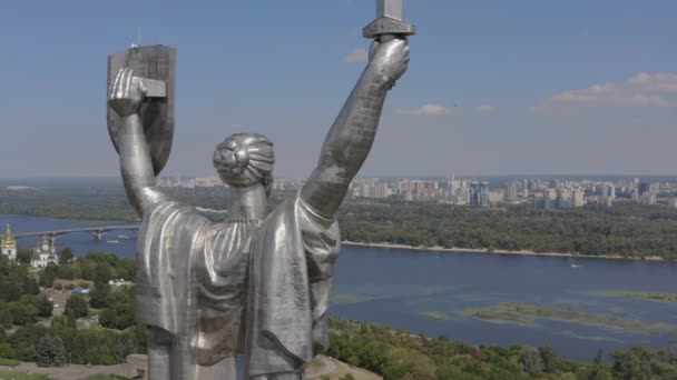 Flygfoto Över Monumentet Statyn Kiev Motherland Mot Bakgrund Staden Kiev — Stockvideo