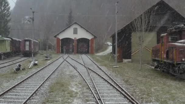 Luftaufnahme Von Retro Zügen Einem Bahnbetriebswerk Den Alpen Schweiz — Stockvideo
