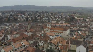 İsviçre 'deki Payerne kasabasının eski merkez ve belediye binasının hava manzarası. 4K