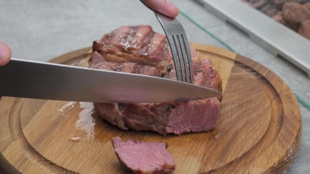 Izgaradan Yeni Çıkmış Sulu Izgara Bifteğin Mutfak Masasında Çatal Bıçakla — Stok video