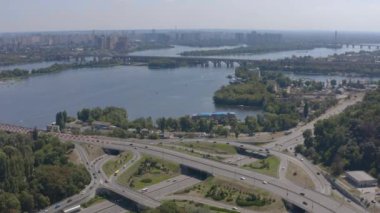 Ukrayna, Kyiv 'deki hava trafiği. Otoyol ve kamyonlar, kavşak, büyük şehirde iki katlı yol kavşağı. Üst görünüm.