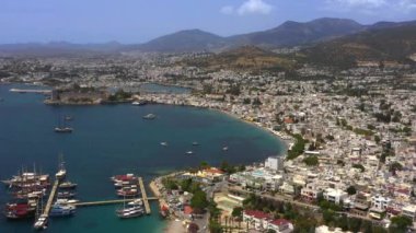 Bodrum 'un havadan görünüşü. Bodrum, Bodrum yarımadasında Türkiye 'nin güneybatı kıyısından Ege Denizi' ne kadar uzanan bir şehirdir..