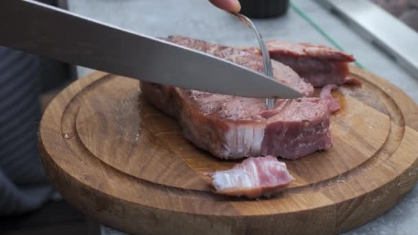 Close Shot Juicy Freshly Grilled Steak Straight Grill Being Cut — Vídeo de Stock