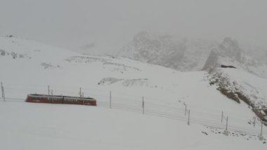 İsviçre 'nin Valais kentindeki Zermatt kayak merkezindeki ikonik çarklı Gornergrat demiryolunun hava aracı görüntüleri.