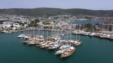Türkiye 'nin Bodrum kentinin limanındaki yatların hava manzarası. Arka planda eski kale var..