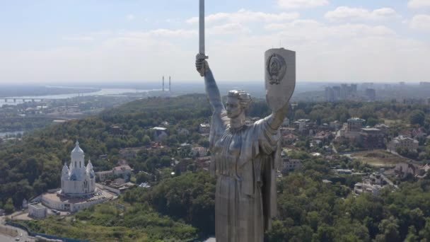 Vista Aérea Monumento Estátua Pátria Kiev Contra Pano Fundo Cidade — Vídeo de Stock
