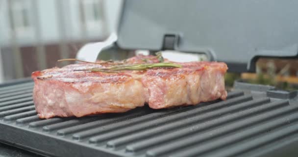 Lahodný Šťavnatý Hovězí Steak Rozmarýnem Vaří Elektrickém Grilu Zrající Prvotřídní — Stock video