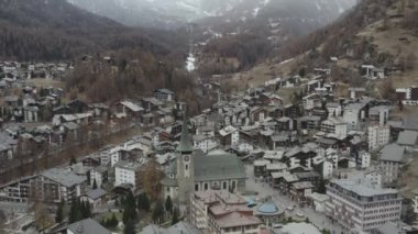 Sonbaharda İsviçre 'deki Zermatt' ın hava manzarası. 4K
