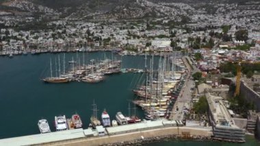 Ünlü Türk kenti Bodrum 'da limanın yatlı havadan görüntüsü.