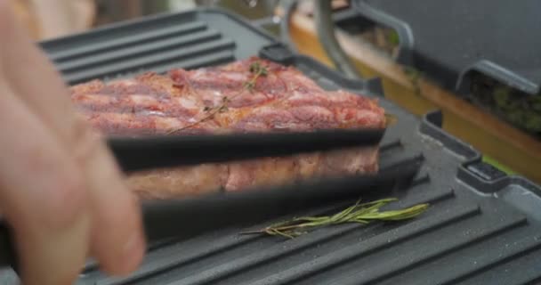 Lahodný Šťavnatý Hovězí Steak Rozmarýnem Vaří Elektrickém Grilu Zrající Prvotřídní — Stock video