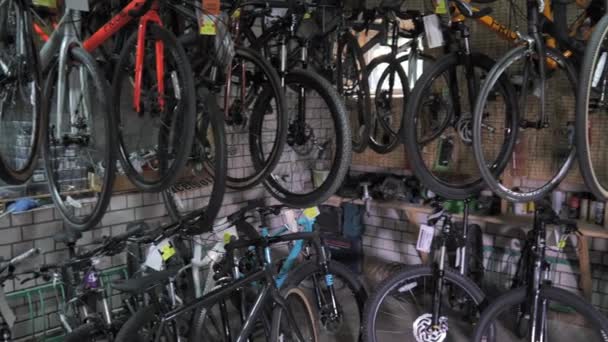Bisiklet Dükkânı Hizmet Merkezinde Büyük Bisiklet Seçimi Onarımı — Stok video