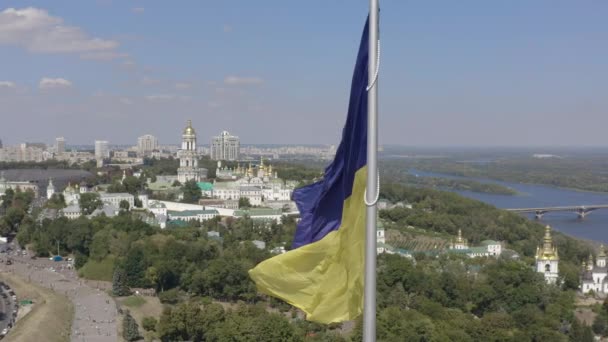 Flygfoto Den Största Flaggan Ukraina Flyger Mot Bakgrund Staden Kiev — Stockvideo