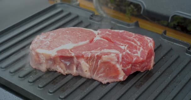 Köstliche Saftige Rindersteaks Mit Rosmarin Werden Auf Einem Elektrogrill Zubereitet — Stockvideo