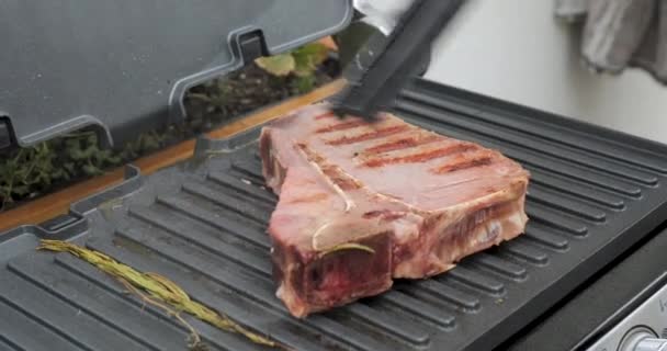 Delicious Juicy Beef Steak Rosemary Cooked Electric Grill Aged Prime — Stockvideo