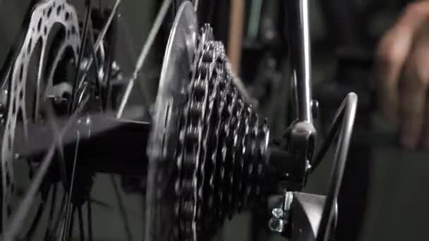 自行车轮齿轮和链条在运动 自行车驱动火车和盒式磁带 自行车修理 骑自行车车间 旋转单车链条及齿轮测试单车 — 图库视频影像