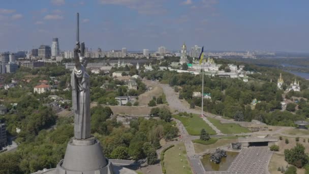 Luftaufnahme Von Kiew Mutterland Statue Denkmal Und Ukrainische Nationalflagge Flattern — Stockvideo