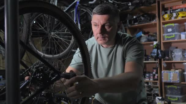 Bike Mechanic Man Repairs Bicycle Bicycle Repair Shop Bike Maintenance — Stockvideo